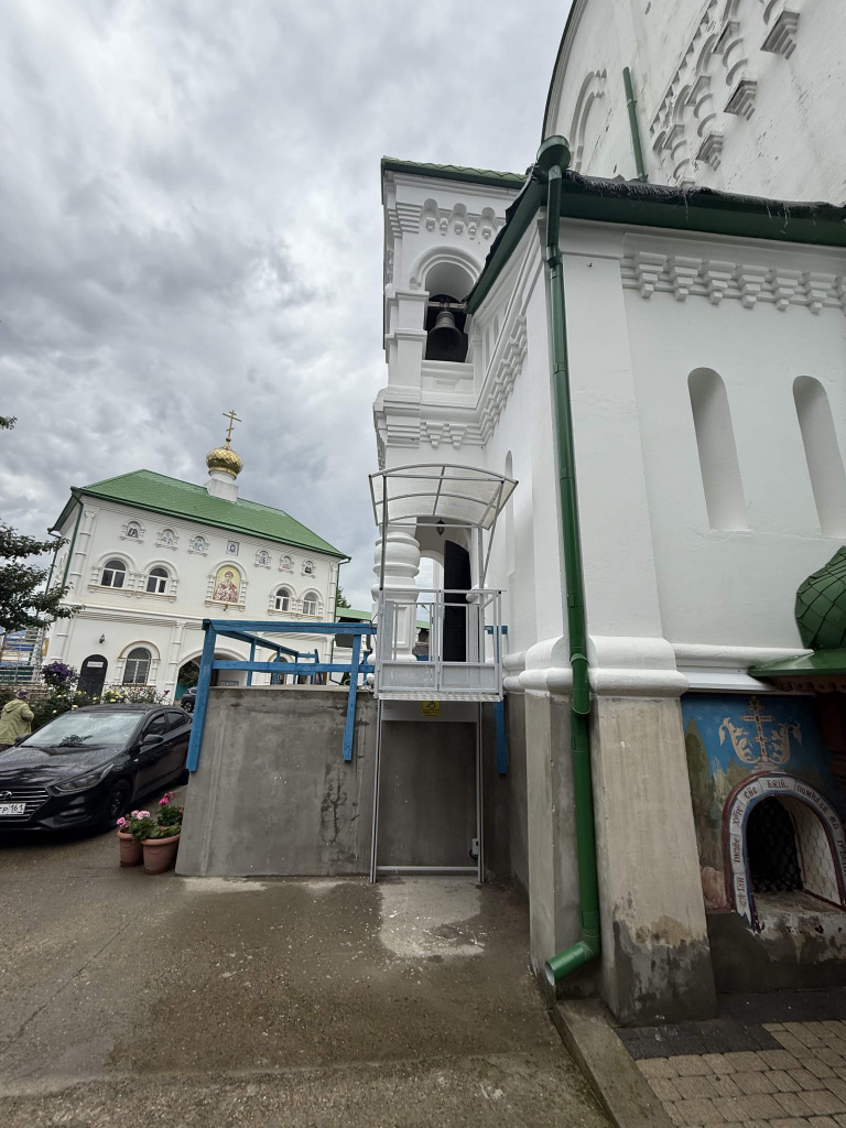 Подъёмник ПМ-03 у храма, станица Кавказская