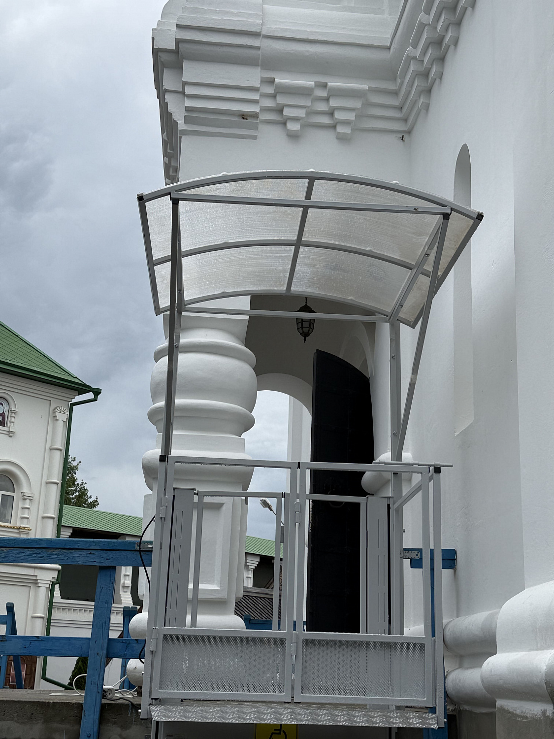 Вертикальный подъемник для инвалидов ПМ-03 у храма — Краснодар, станица Кавказская